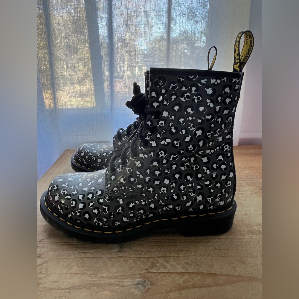 Dr Martens Women's 1460 8 Eye Boot Size 7 In Leopard Print New - Picture 4 of 11
